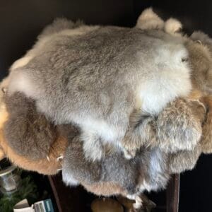 Kaninskin i naturligt og ufarvet.
